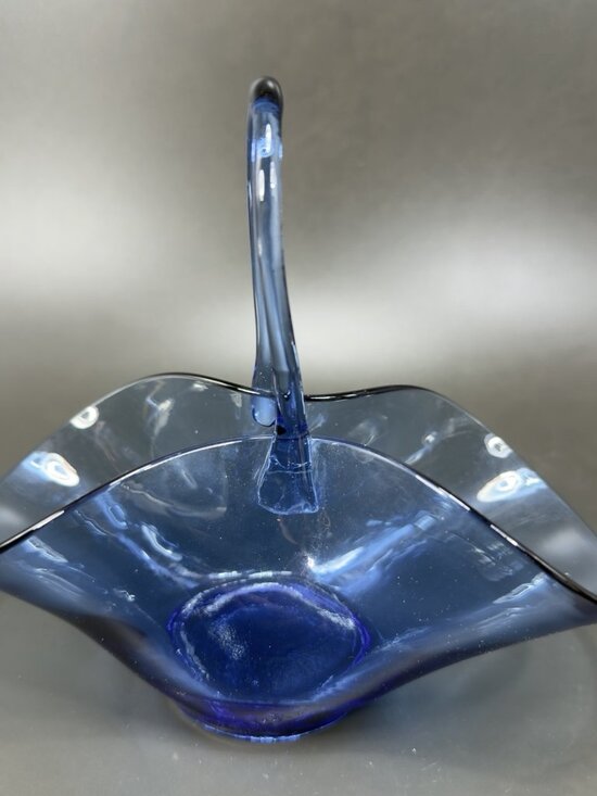 1980s Vintage Art Glass Blue Basket Dish Bowl Trinket Holder Delicate Handle VTG - Picture 1 of 12